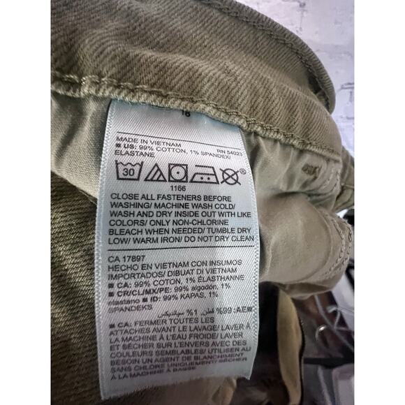 Old navy boyfriend olive green utility pocket rolled hem shorts size 18 - Picture 4 of 4